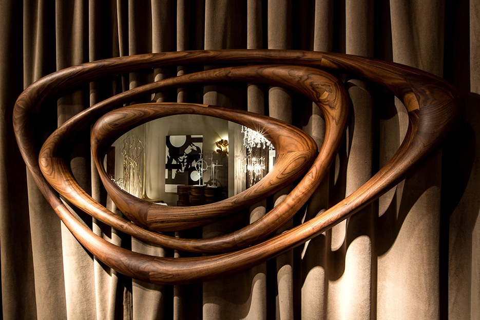 Detalle de los anillos de madera superpuestos del espejo Casiopea