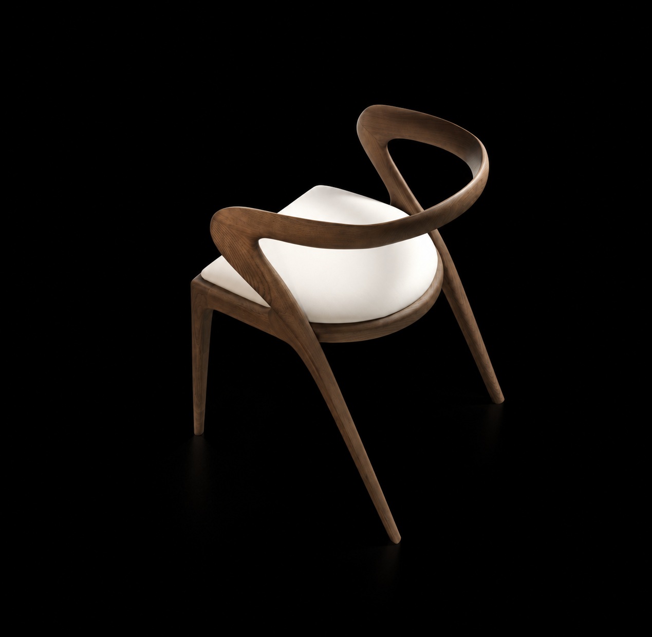 Silla Salma de madera con brazos curvos envolventes y asiento tapizado claro