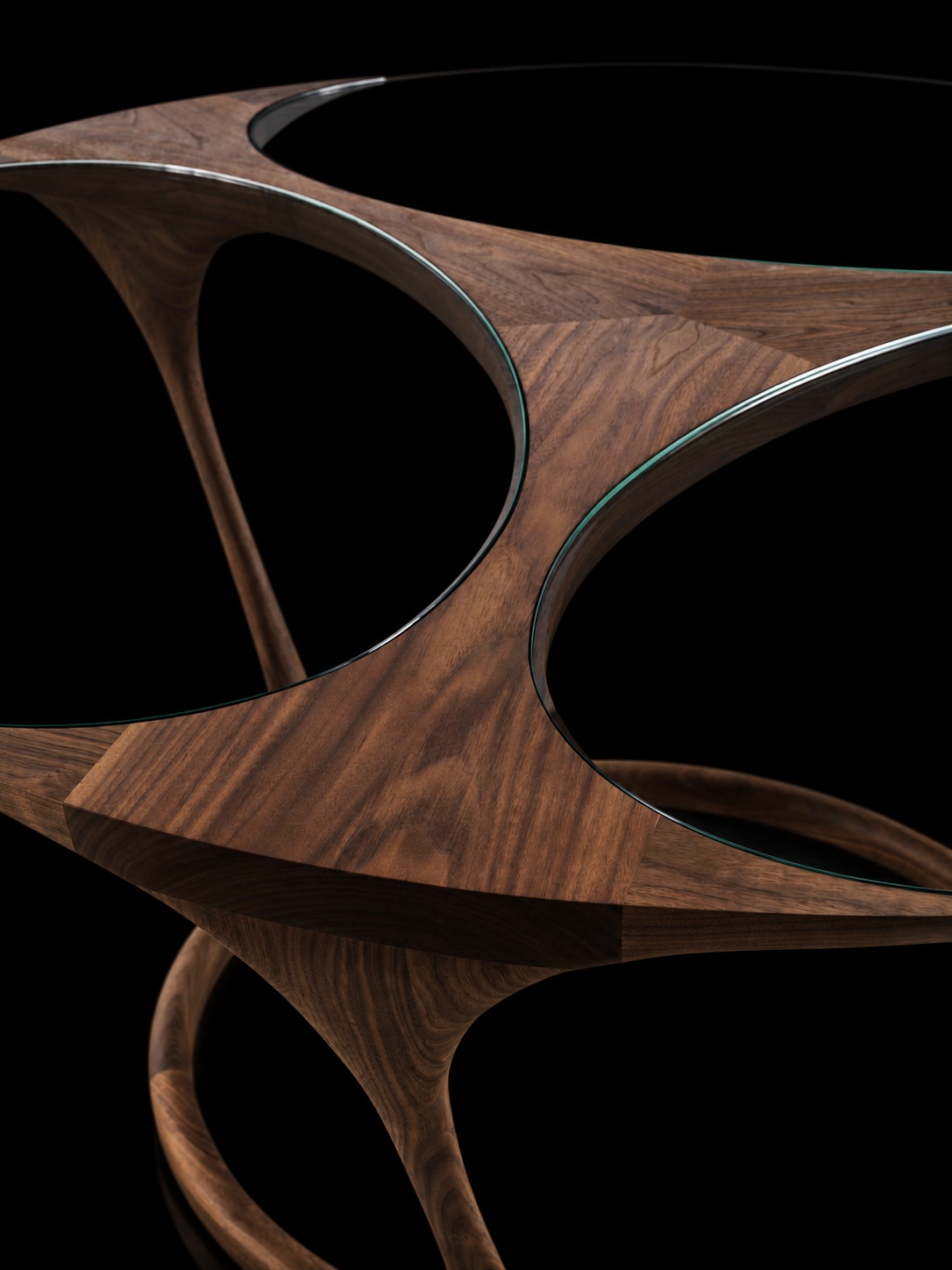 Detalle de la estructura de madera y el sobre de vidrio de la mesa Yris